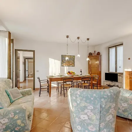 Apt. Annamaria: Family-friendly 2br Base For Trips - Happy Apartamento Laveno-Mombello