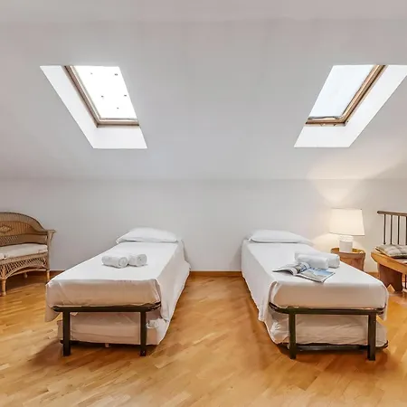 Apt. Annamaria: Family-friendly 2br Base For Trips - Happy Apartamento Laveno-Mombello